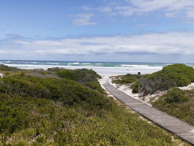 124 m² Land available in Pearly Beach
