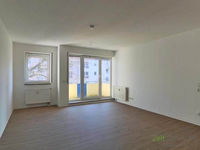 12537_43 MGN: bezugsfertige Wohnung mit Vinylböden, Aufzug und sonnigem Balkon, Hausmeisterdienste inklusive