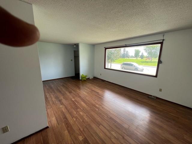 1253 Lakewood Road NW Edmonton 3 Bedroom Apartment for Rent at 1253 Lakewood Road North Nw, Edmonton, AB T6K 2V4 Tipaskan