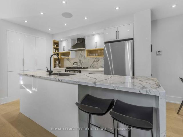 125 10 Walker Avenue, Toronto | Sold, C12696 | Condos. Ca