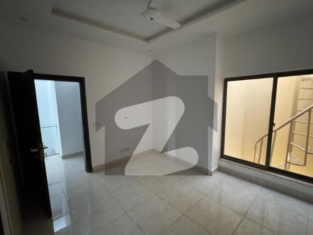 125 Sq Yd 3 Bed Luxury Boulevard Category Villa #534 Road 03 Precinct 11B! Parks, Mosque, Gallery & Commercial Nearby. Perfect Family Living or Investment! Bahria Town Precinct 11 B