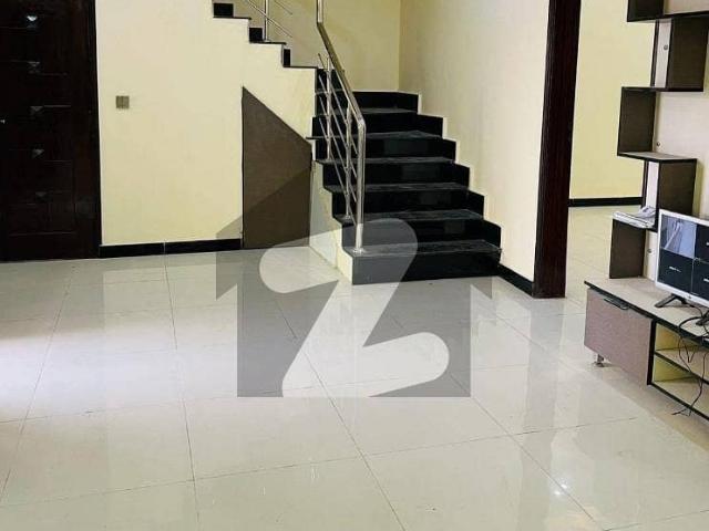 125sq Yd 3 Bedrooms Luxury Villa Is Available FOR RENT. 8km From Entrance Of BTK. 3 Bed DDL 1 Kitchen