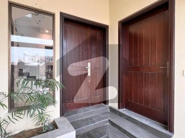 125sq yd Luxury Villa in Ali Block. 3Bedrooms, Drawing, Dining & American Kitchen. 5mins drive from main gate of BTK. Bahria Town Ali Block