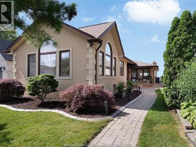 12862 Riverside, Tecumseh, ON, N8N 1A9 Luxury House for sale | Listing ID 26017 | Royal LePage Carriage Trade Luxury Properties