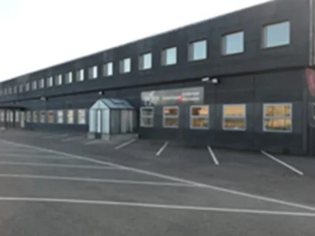 1280 m2 lager med 300 m2 kontor med 1350 m2 indhegnet udeareal