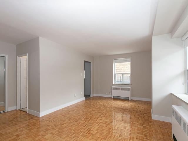 1291 Avenue Bayview Bachelor