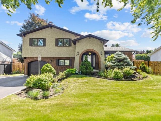 12 Av. Du Beaujolais, Candiac, QC, J5R 4B6 house for sale | Listing ID 24348 | Royal LePage