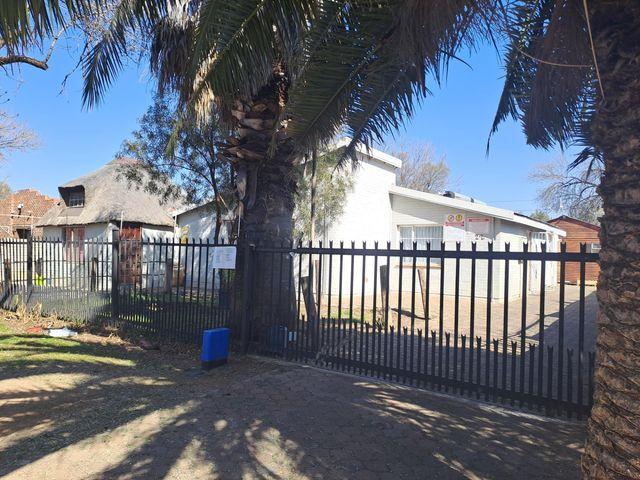 12 Bedroom House For Sale in Brandwag