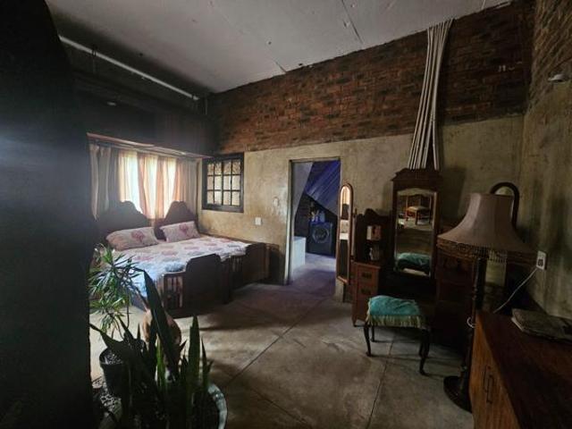 12 Bedroom House in Bendor Park