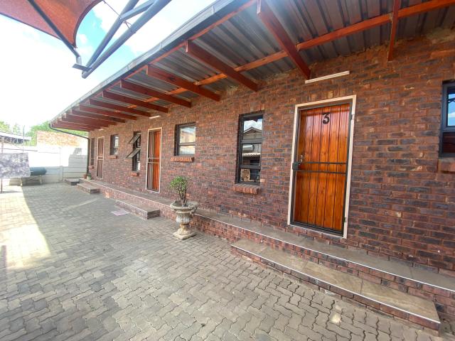 12 Bedroom House in Hermanstad