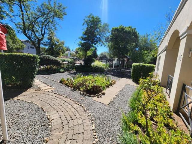 12 Bedroom House in Universitas