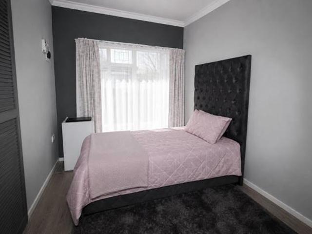 12 Bedroom House in Universitas
