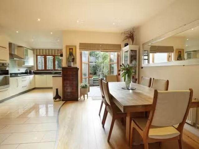 12 Belarmine Square, Stepaside, Stepaside, Dublin 18, D18NV96.