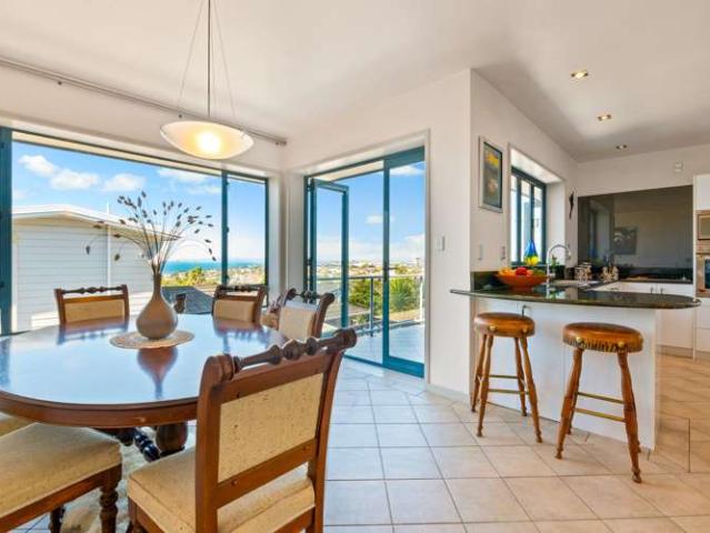 1/2 Dewsbury Terrace, Castor Bay, North Shore City
