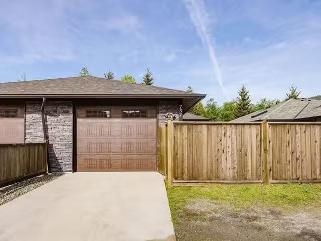 1/2 Duplex for sale in Gibsons, Sunshine Coast, 757 Gerussi La.