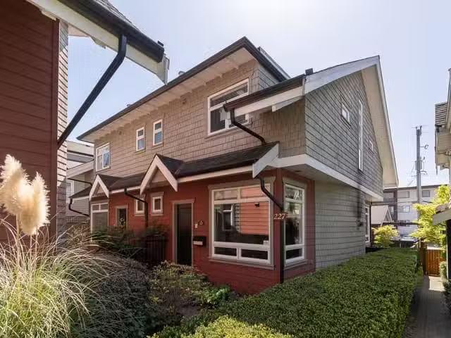1/2 Duplex for sale in North Vancouver, North Vancouver, 227 E.