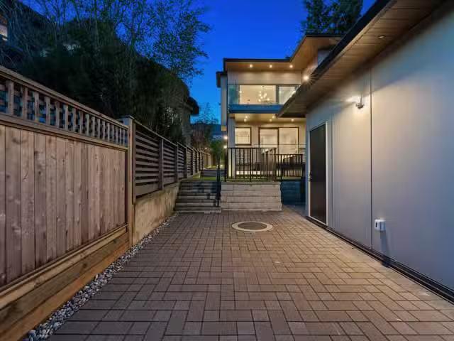 1/2 Duplex for sale in West Vancouver, West Vancouver, 2380 Ma.