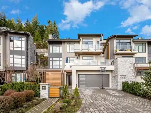1/2 Duplex for sale in West Vancouver, West Vancouver, 2997 Bu.