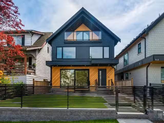 1/2 Duplex for sale in Vancouver, Vancouver West, 1 950 W 17th.