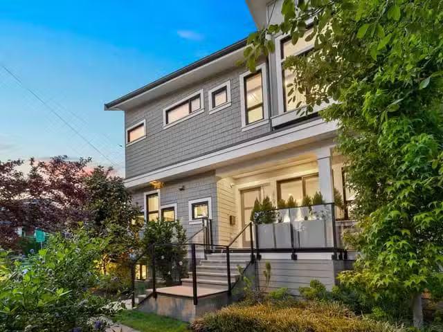 1/2 Duplex for sale in Vancouver, Vancouver East, 2107 N Grand.