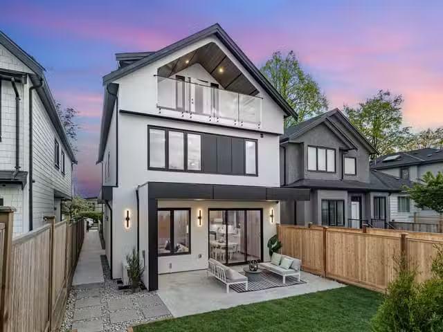 1/2 Duplex for sale in Vancouver, Vancouver East, 2 165 E 45th.