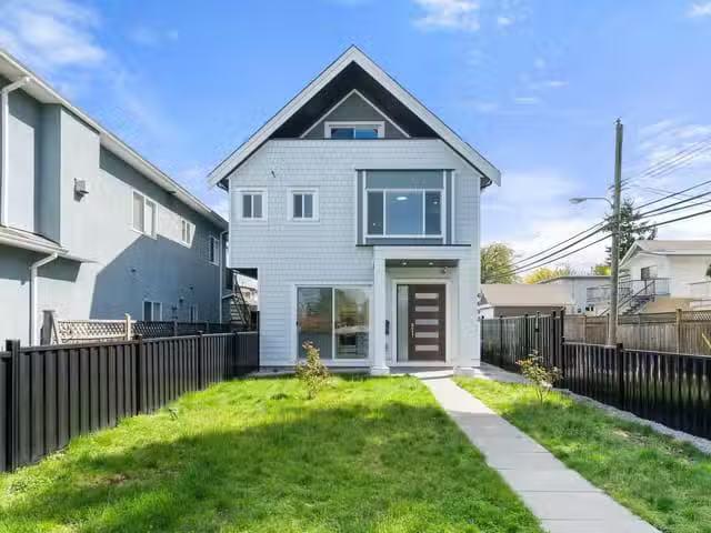 1/2 Duplex for sale in Vancouver, Vancouver East, 6692 Nanaimo.