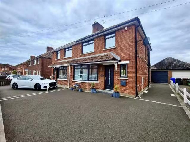 12 Lyndhurst Park