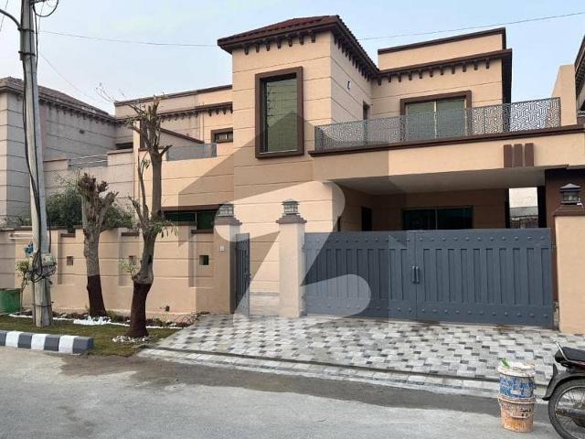 12 Marla 4 Bedroom House Available For Sale