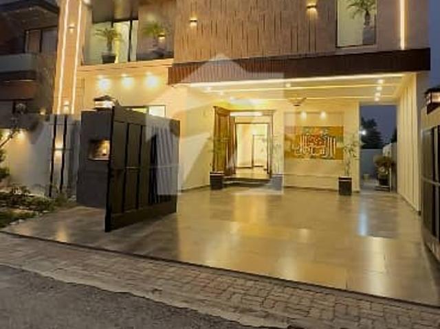 12 Marla Sleek Ultra Modern Ideal Location House