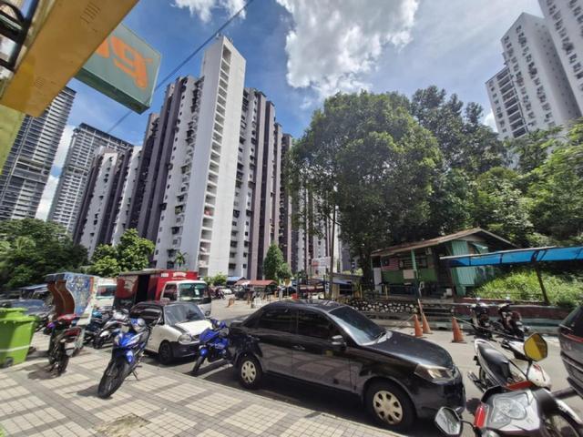 12 mins to LRT KL Gateway Apartment Kondo Rakyat Desa Pantai