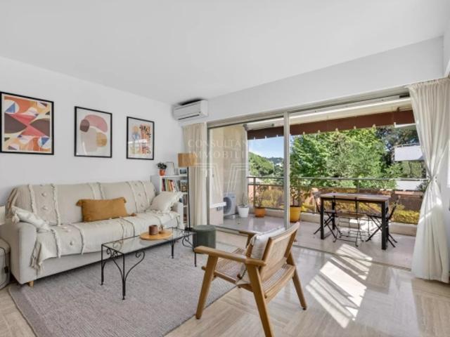 PETIT JUAS. BEAUX DEUX PIECES/TERRASSES & GARAGE FERMÉ