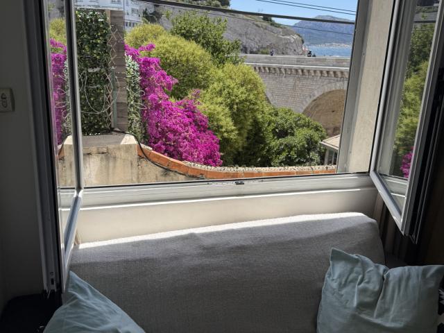 13007 ANSE DE DE LA FAUSSE MONNAIE studio tout équipé avec mezzanine à 100 mètres de la mer