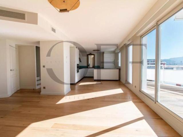13008 Marseille – Duplex 100 M2 au dernier étage 2 chambres terrasse