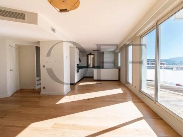 13008 Marseille Duplex 100 M2 au dernier étage 2 chambres terrasse