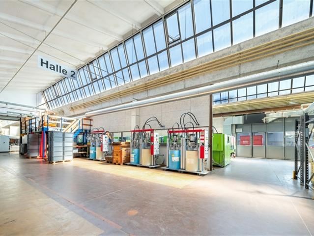 1'300 m2 5,5 m hohe Shedhalle mit grosszügiger Anlieferung, grossen Toren, hoher Bodenlast