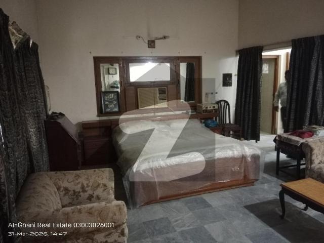 1300 sq yards Semi old bungalow for sale at Latifabad unit 3 Hyderabad Latifabad Unit 3