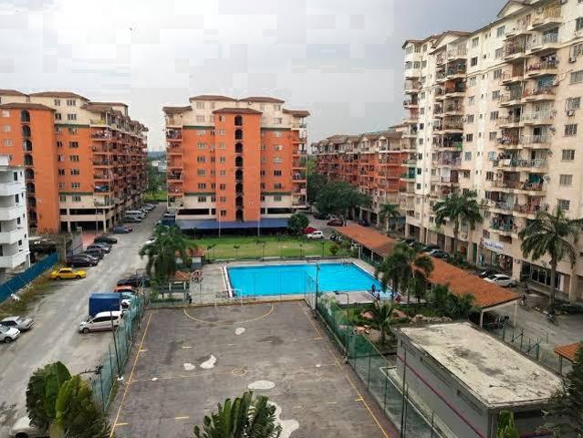1300sf golden villa condo freehold block h
