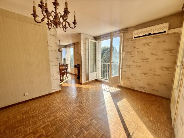 13013/ Les Olives/ appartement type 4 de 72 m2 avec balcon et place de parking