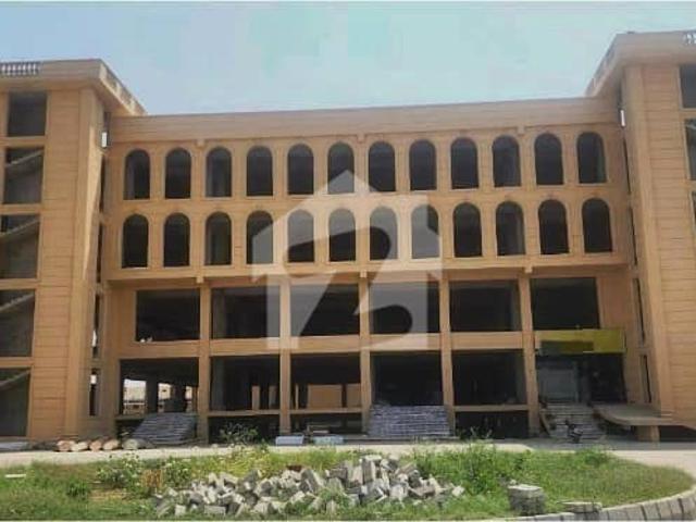 130,000 Sqft Hospital University College Building with Big Open Area and Parking