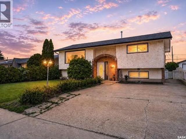 1319 Stadacona Street W, Moose Jaw, SK, S6H 6M9 house for sale | Listing ID SK039373 | Royal LePage