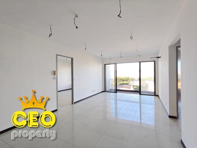 1335 sq ft Corner unit Below Market Price Luminari Harbour Place