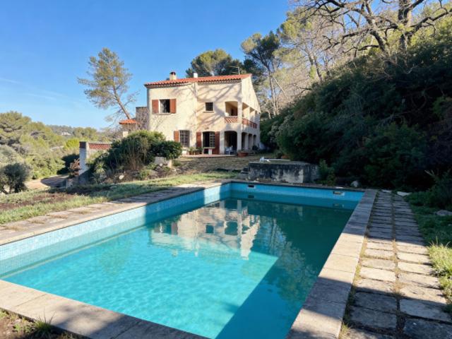13360 ROQUEVAIRE Villa type 5 avec terrain, garage, dépend