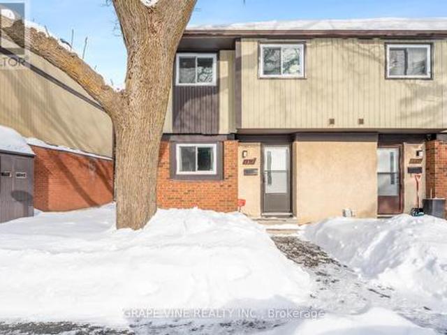 1347 Bakker Court, Ottawa, ON, K1C 2K5 townhouse for sale | Listing ID X11983 | Royal LePage