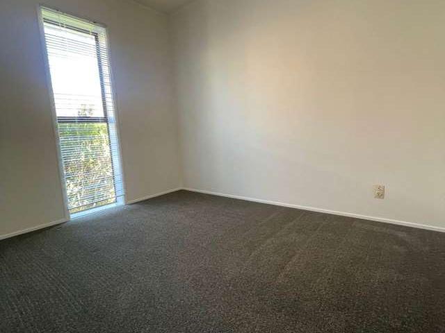 1/36 Shanaway Rise, Northcote, North Shore City