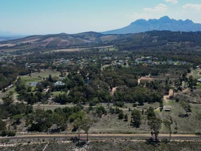 17.8 ha Land available in Sir Lowrys