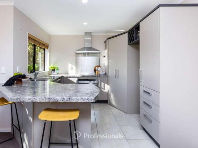 17 Aragon Grove, Kingsley Heights, Upper Hutt City