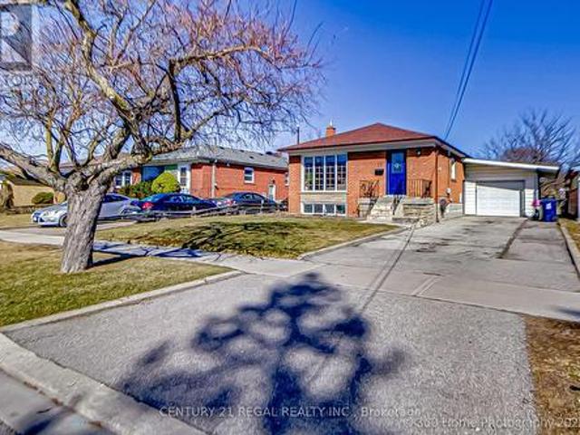 17 Electro Road, Toronto, ON, M1R 2A6 house for sale | Listing ID E12037 | Royal LePage
