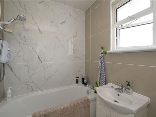 17 Seaview Avenue, Carrigaline, Cork Auctioneera 4929 MyHome. Ie Residential