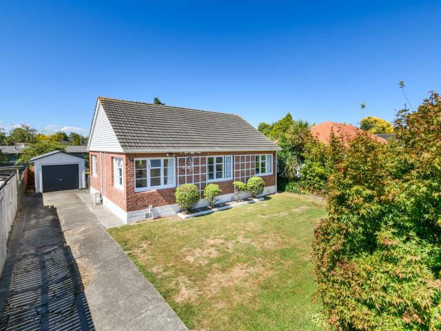 140 Rangiora Avenue, in the city: Palmerston North City, area: Roslyn, price: 459000, latitude: 40.3400, longitude: 175.6367