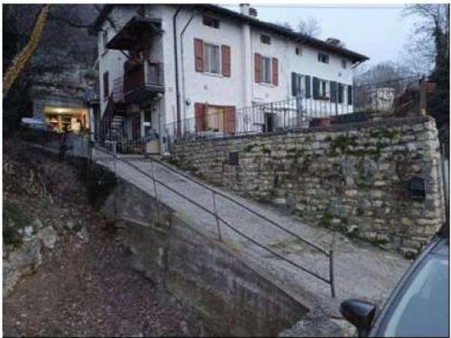 142/2023 U BS due appartamenti al piano terra e secondo